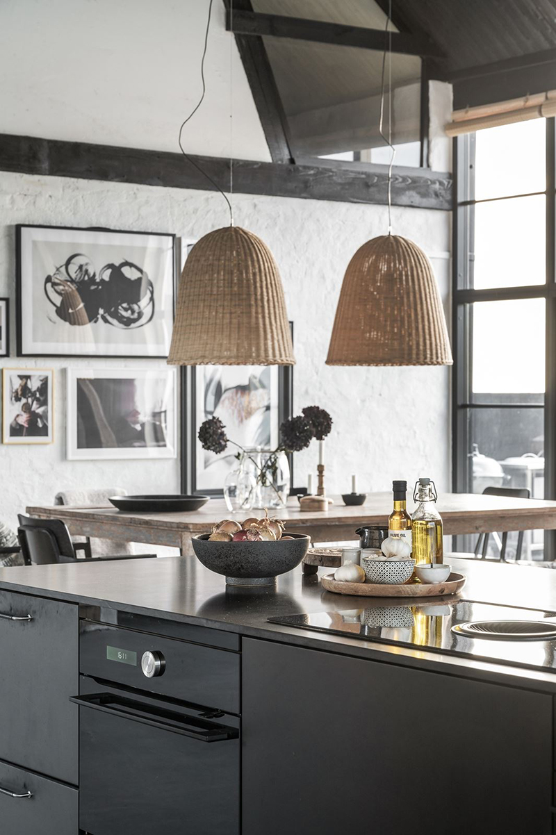 Une cuisine de style industriel en noir et blanc, dans la grande pièce ouverte