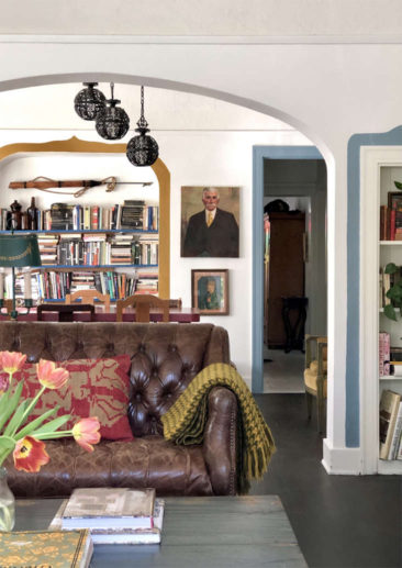 Adopter un canapé ou un fauteuil Chesterfield // L'intérieur de Gillian Lawlee à Los Angeles - Décor brocante chic