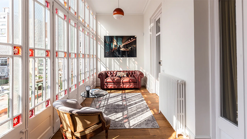 Adopter un canapé ou un fauteuil Chesterfield // L'appartement de Wayne Griffiths à Barcelone
