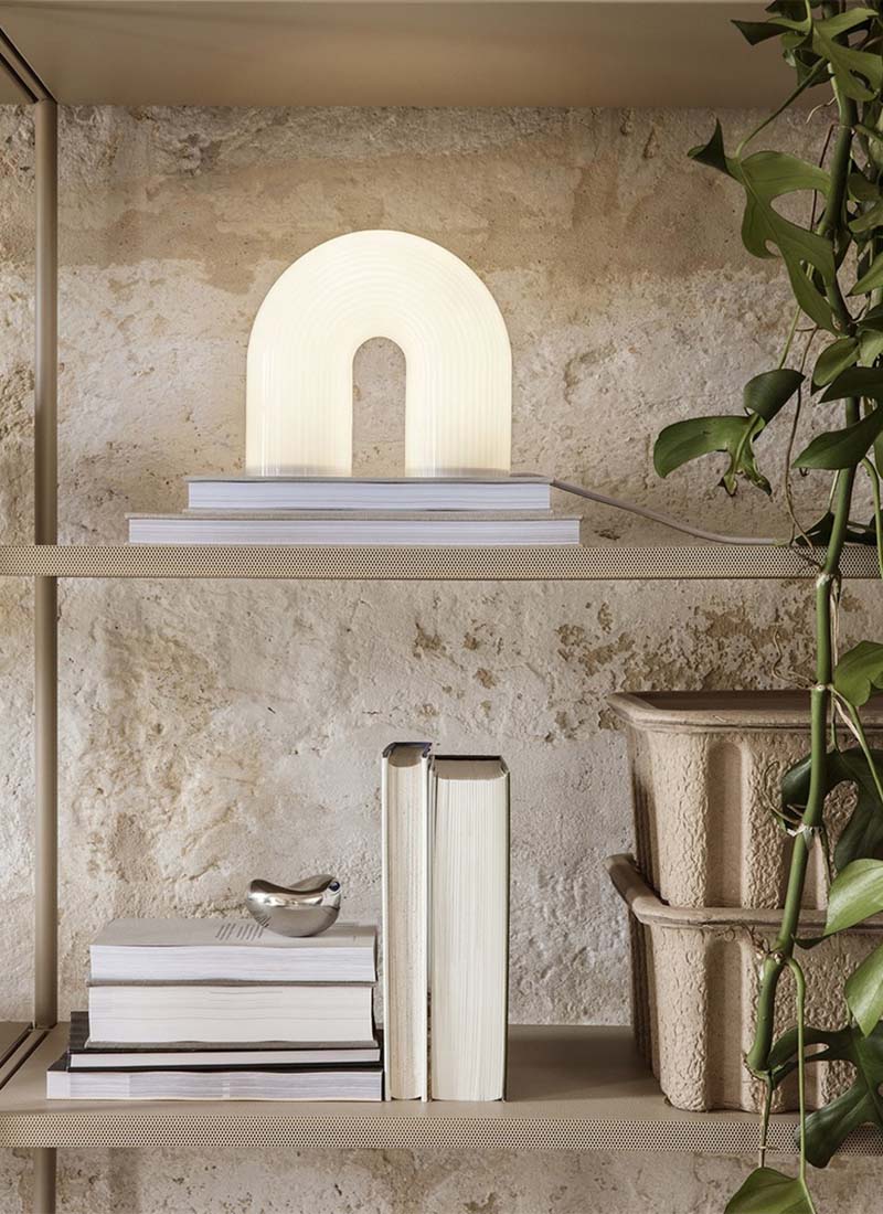 Lampe de table, en verre strié, Vuelta, design : Trine Andersen pour Ferm Living