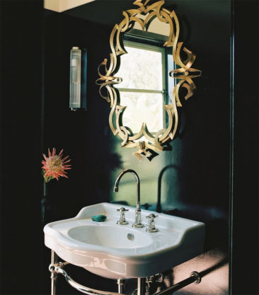 @flamingo_estate - Un décor rétro éclectique, lavabo et son miroir antique