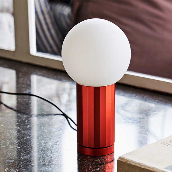 Lampe en aluminium, Turn On, design : Joel Hoff pour Hay