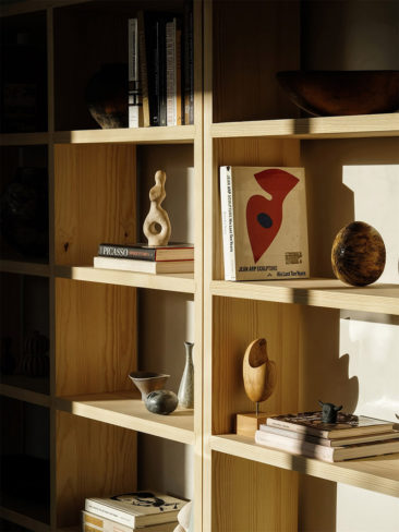 Bibliothèque en bois signée Kalon studios pour leur showroom
