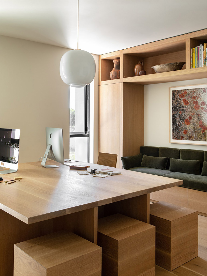 Un espace de travail en bois, aménagé de façon minimaliste et design