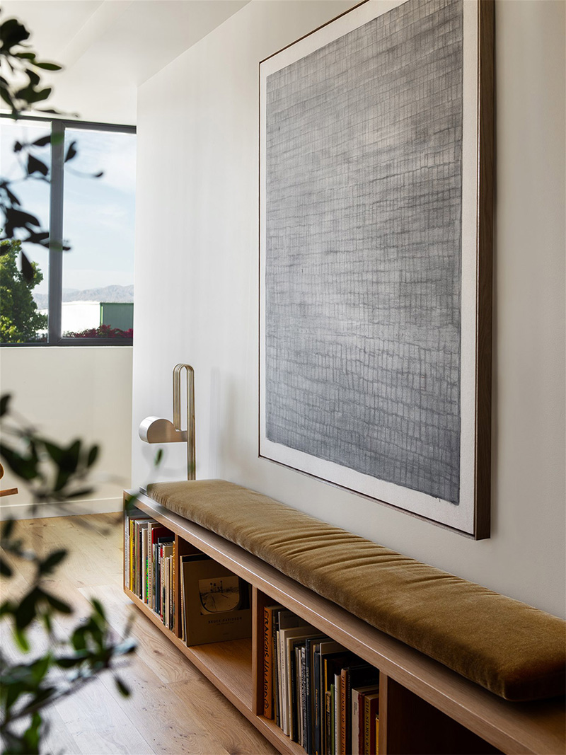 Une jolie banquette bibliothèque avec son coussin en vert olive