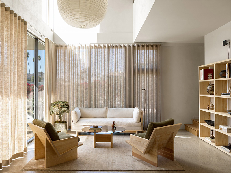 L'espace salon dans des tonalités de beige, dans un style japandi