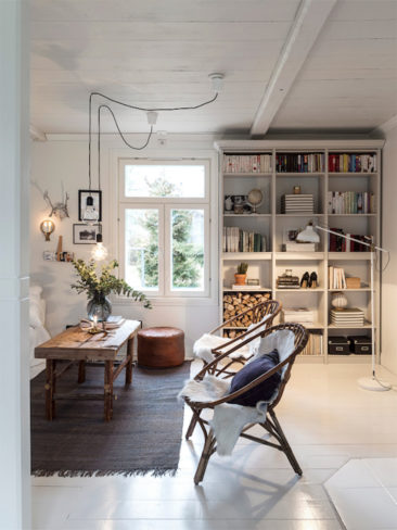 La maison de Victoria Snellma, en Finlande au style industriel scandinave en noir et blanc