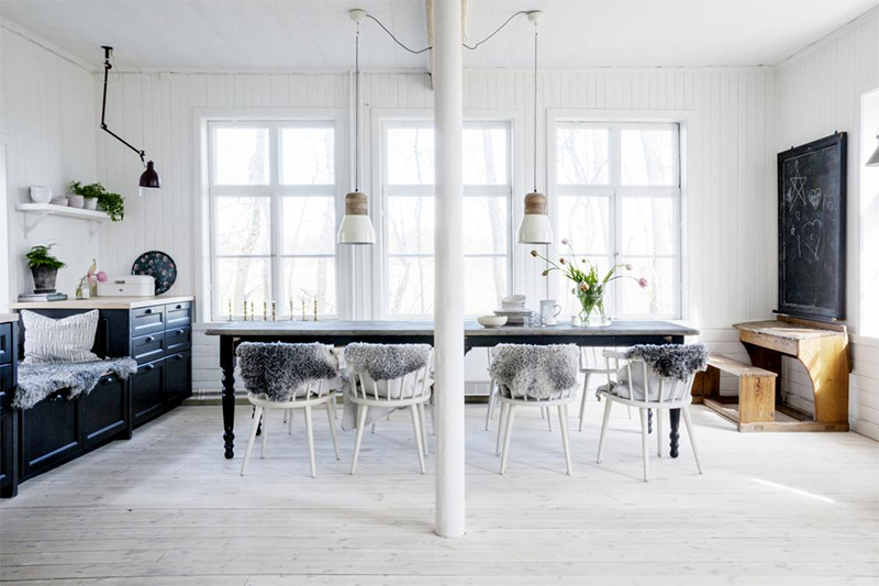 La maison de campagne en Suède dans un style scandinave en noir et blanc