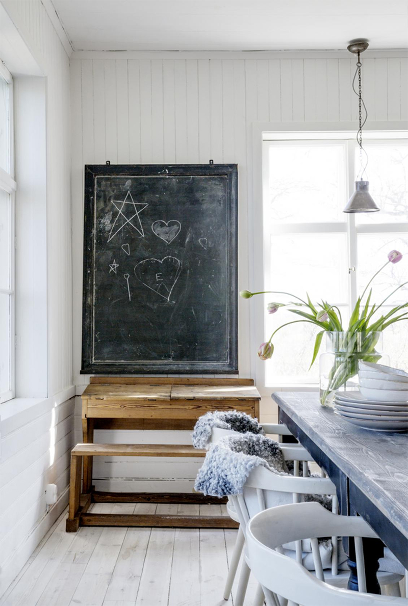 La maison de campagne en Suède dans un style scandinave en noir et blanc