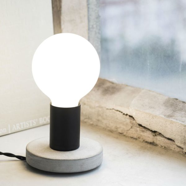 Lampe en métal et béton, Essentials, design : Koen Van Guijze pour Serax