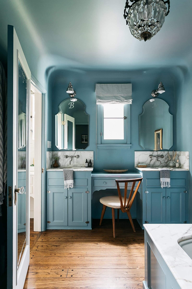 Un décor au style bohème chic californien // Salle de bain vintage repeinte en bleu