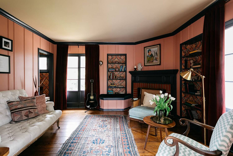 Un décor au style bohème chic californien // Un salon rose orangé, un brin rétro, un brin seventies