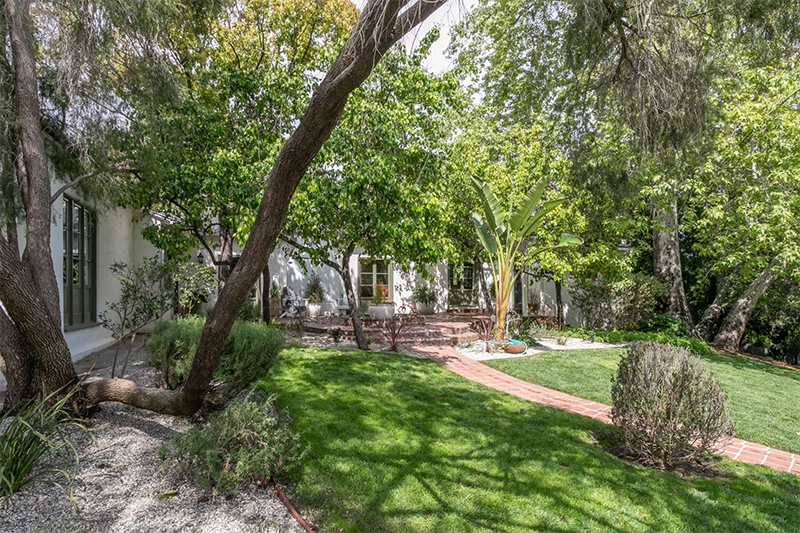 Une maison à Los Angeles // Huisseries extérieures en kaki