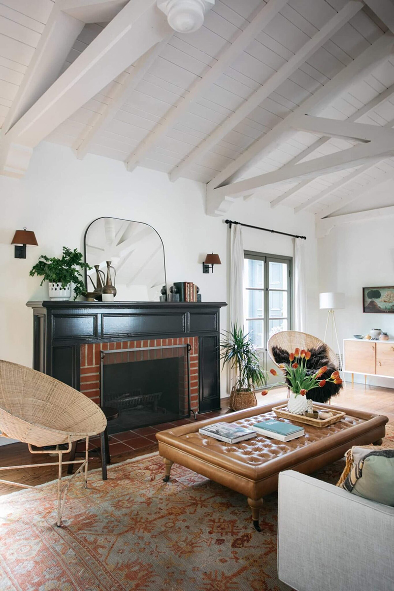 Un décor au style bohème chic californien // La cheminé en noir et briques