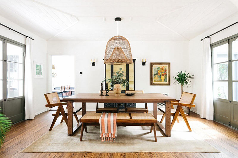 Un décor au style bohème chic californien // Une salle à manger avec table en bois et chaise en cannage