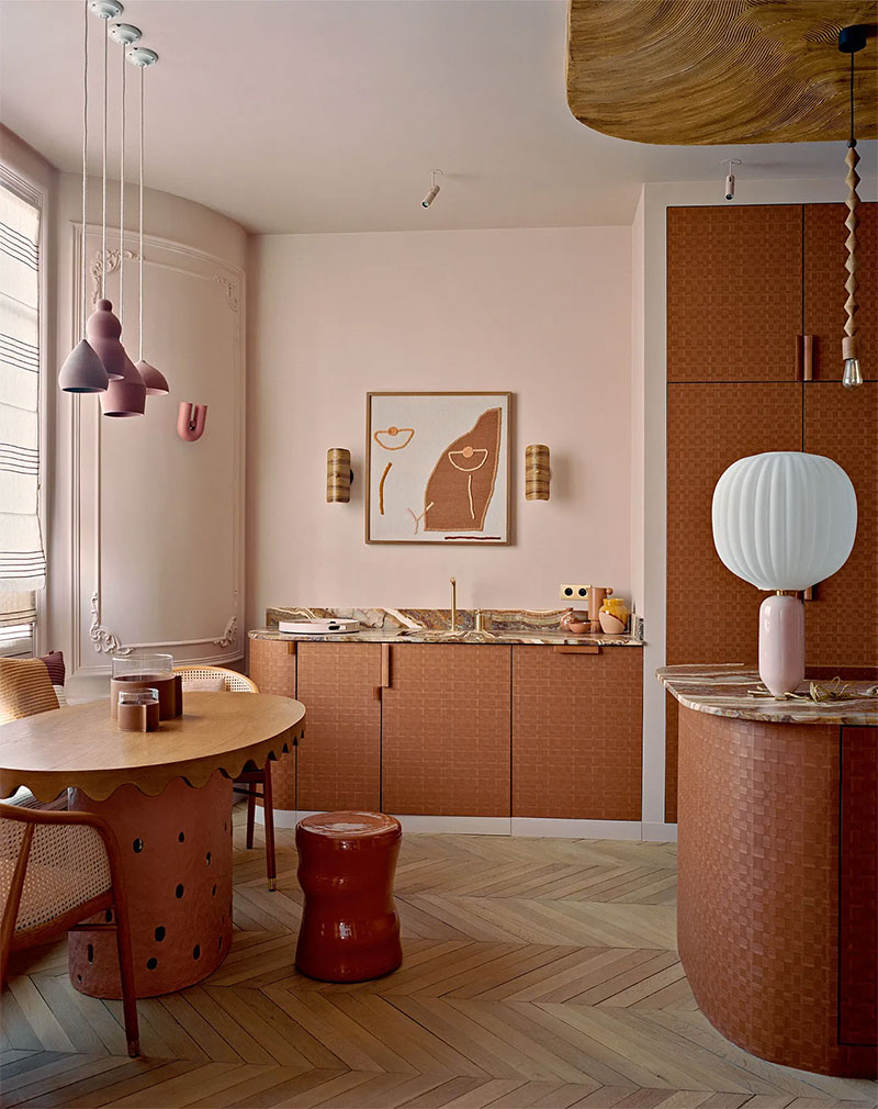 Un appartement parisien design à la palette de couleur et de matériaux terracotta à rose blush
