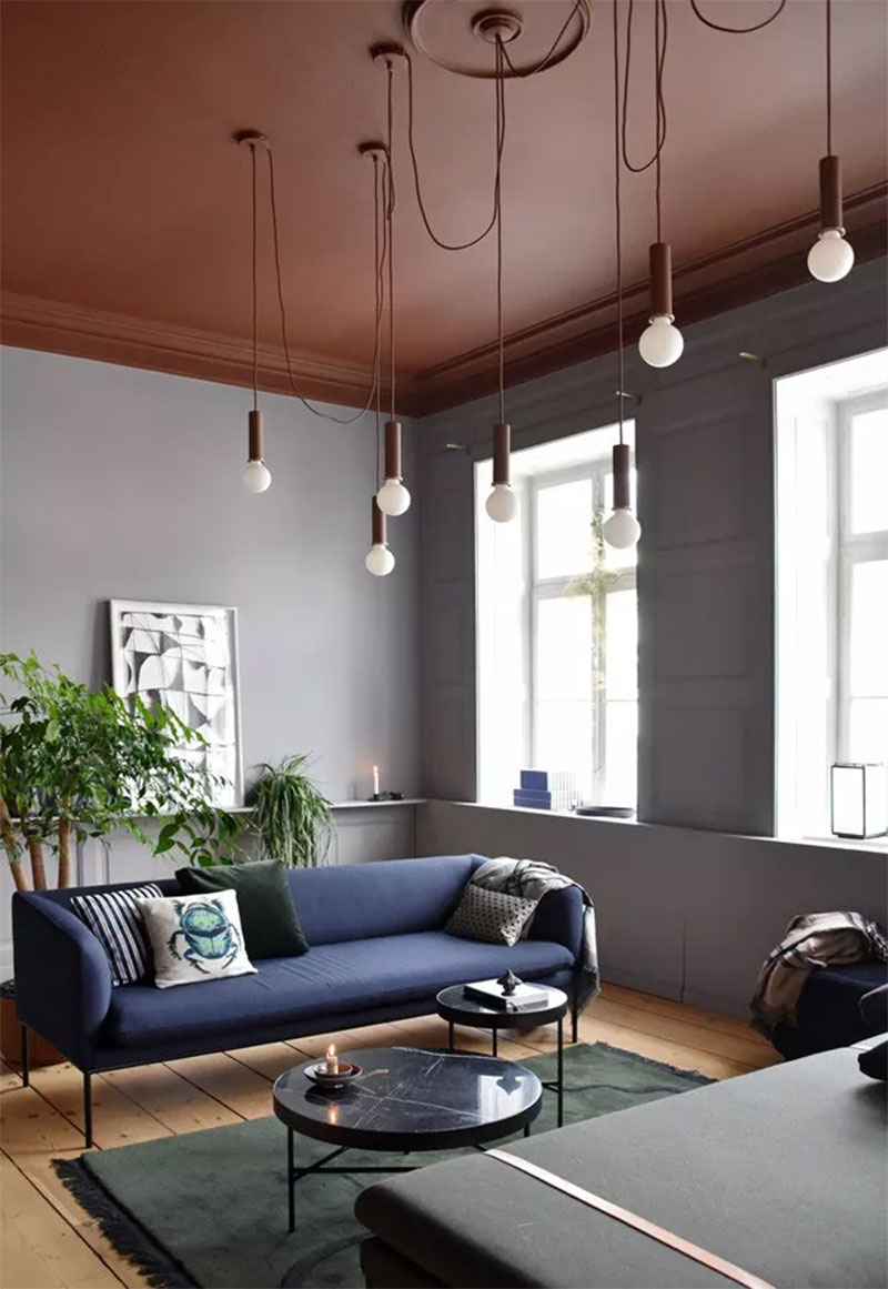 L'appartement décoré par Ferm Living en 2017 avec son plafond peint dans un rouge terracotta, presque brun et combiné à un décor gris