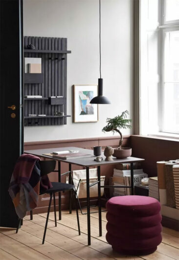 L'appartement décoré par Ferm Living en 2017 combinaison de brun terracotta et de noir