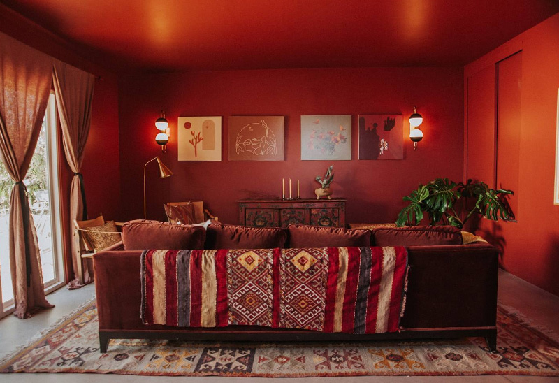 Un salon monochrome rouge terracotta - Airbnb A desert retreat in Morongo Valley