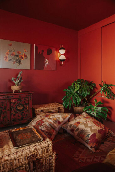 Une salon monochrome rouge terracotta - Airbnb A desert retreat in Morongo Valley