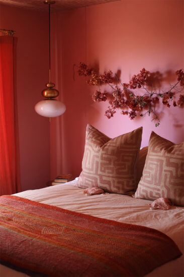 Une chambre monochrome rouge terracotta - Airbnb A desert retreat in Morongo Valley