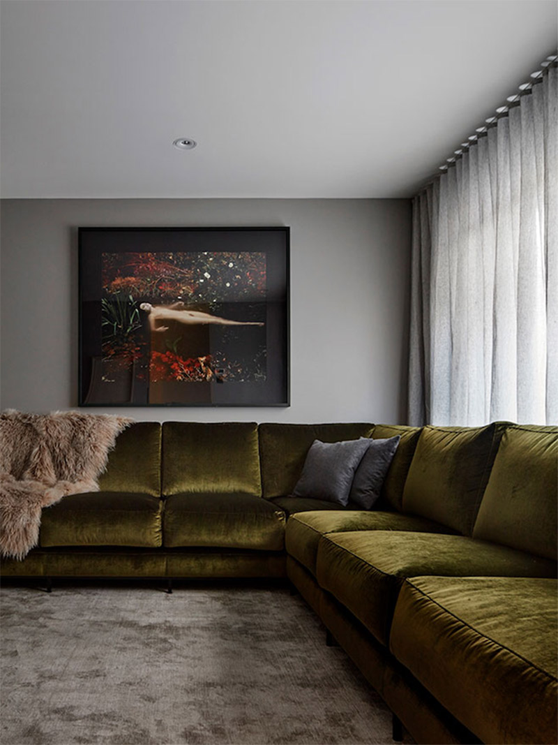 Design intérieur : B.E architects - Un canapé d'angle en velours vert olive