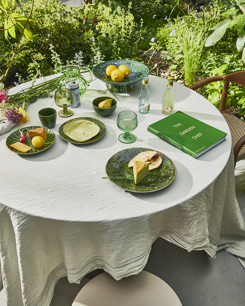 Catalogue HK Living collection 21/22, chapitre 3 // Une table avec ses assiettes vertes