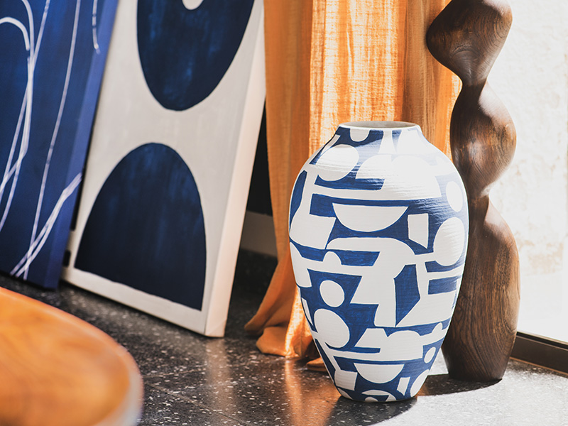 Collection Hyères de Maisons du Monde SS2022 - Vase en bleu et blanc