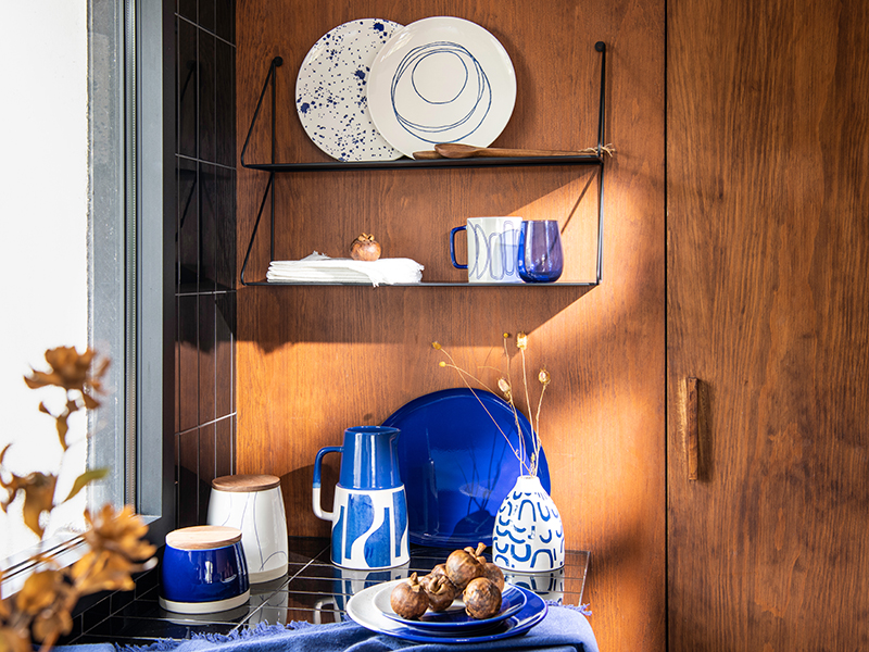 Collection Hyères de Maisons du Monde SS2022 - Vaisselle en bleu et blanc au look rétro