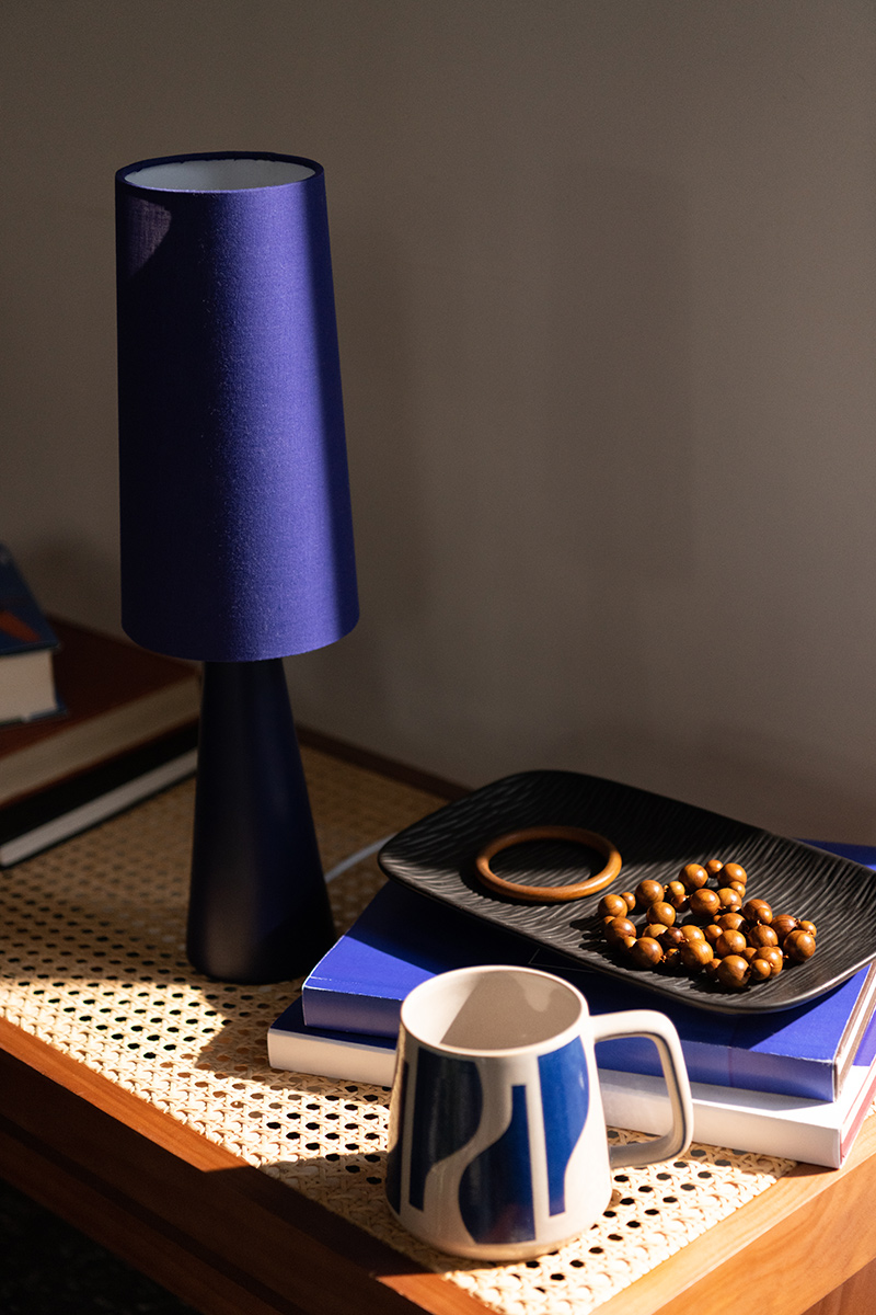 Collection Hyères de Maisons du Monde SS2022 - Une lampe bleu outremer