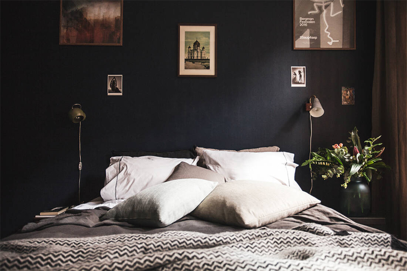 Une chambre noire avec de jolis détails beige et marron