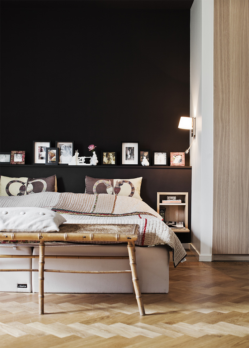 Une chambre avec un mur noir et beaucoup d'éléments en bois