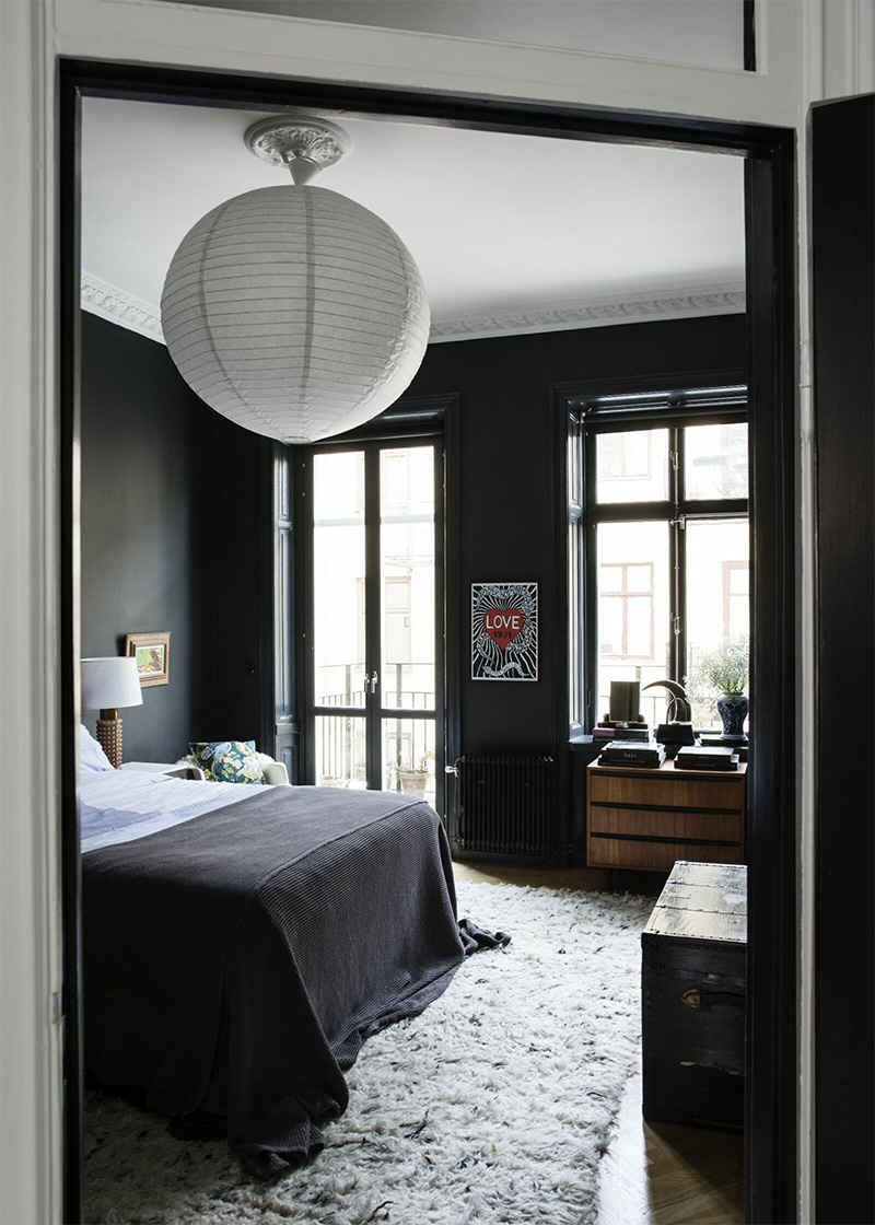 Une chambre en noir et blanc