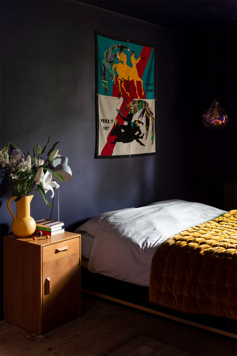 Une chambre noire avec des accessoires déco colorés