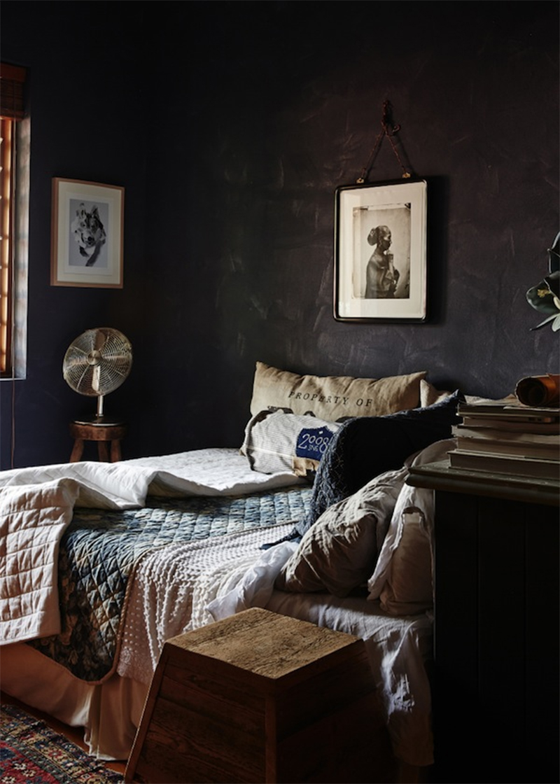 Une chambre noire mise en scène dans un style brocante par Sibella Court