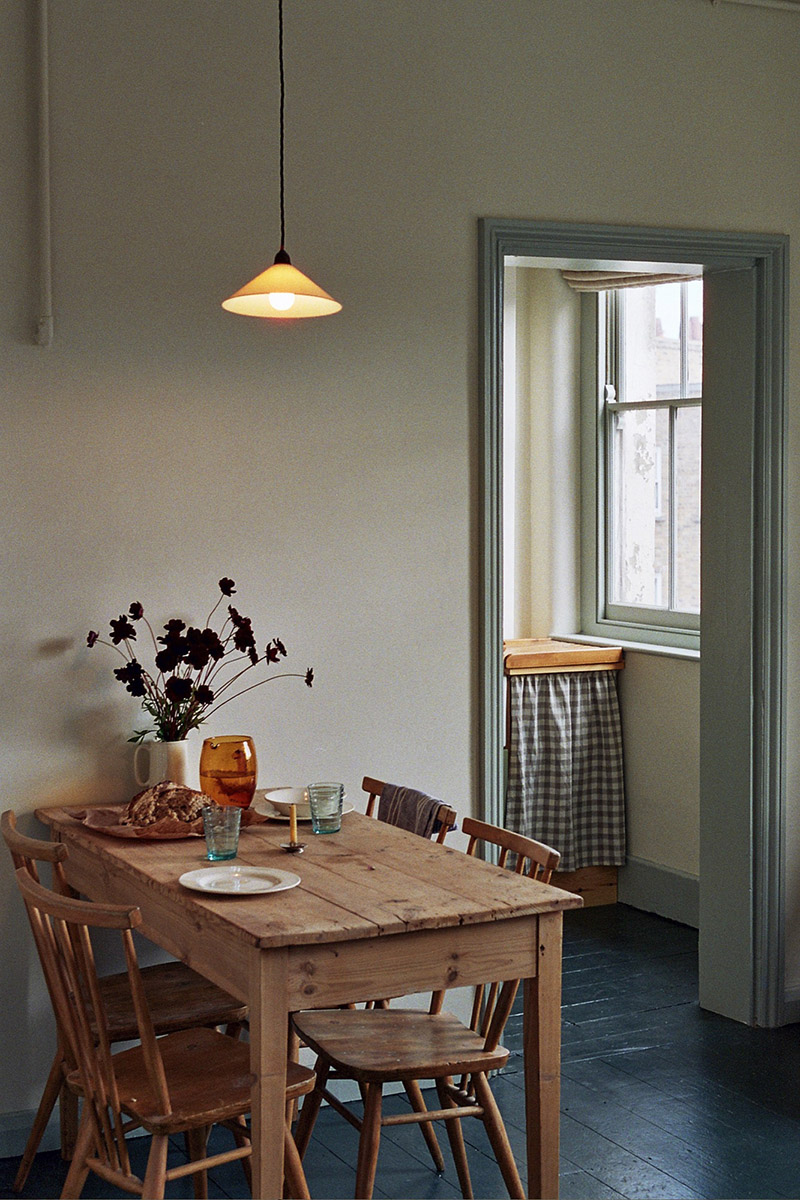 Un appartement ancien, rénové avec des tonalités de vert kaki