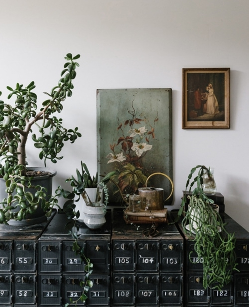 Le vert kaki en déco // Plantes et tableaux pour introduire du vert dans sa déco