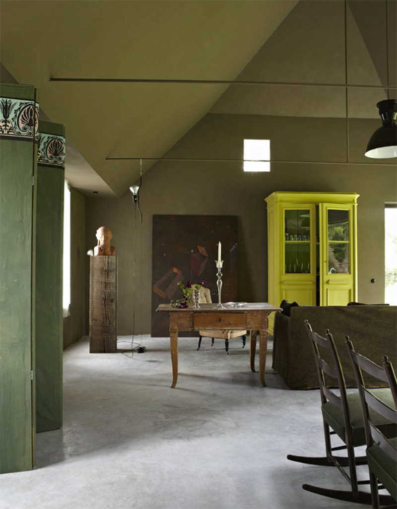 Un séjour monochrome vert kaki avec son armoire jaune fluo