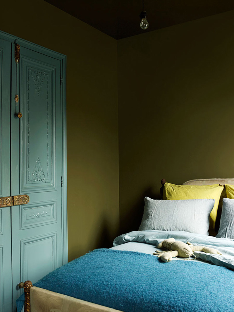 Une chambre kaki associée à des bleus et jaunes