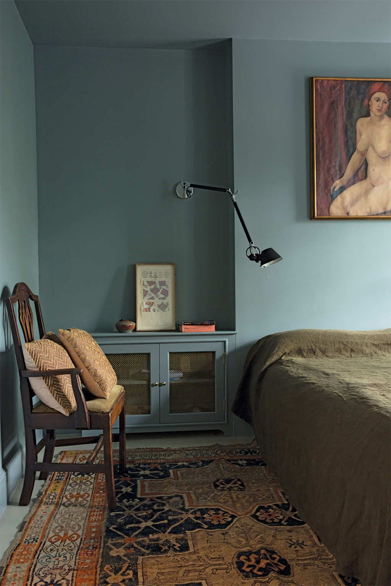 Une chambre bleu turquoisé et son ligne de lit kaki