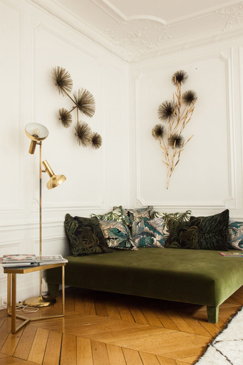 L'appartement parisien d'Aroussia Chamakh et Henrik jessen // Une banquette lit en velours vert olive