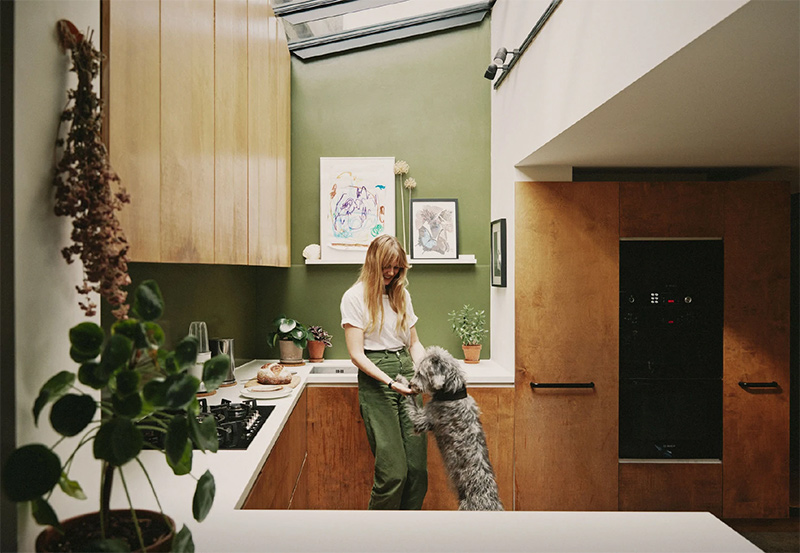 La cuisine de Connie Barton à Londres avec ses murs vert avocat et ses placards en bois