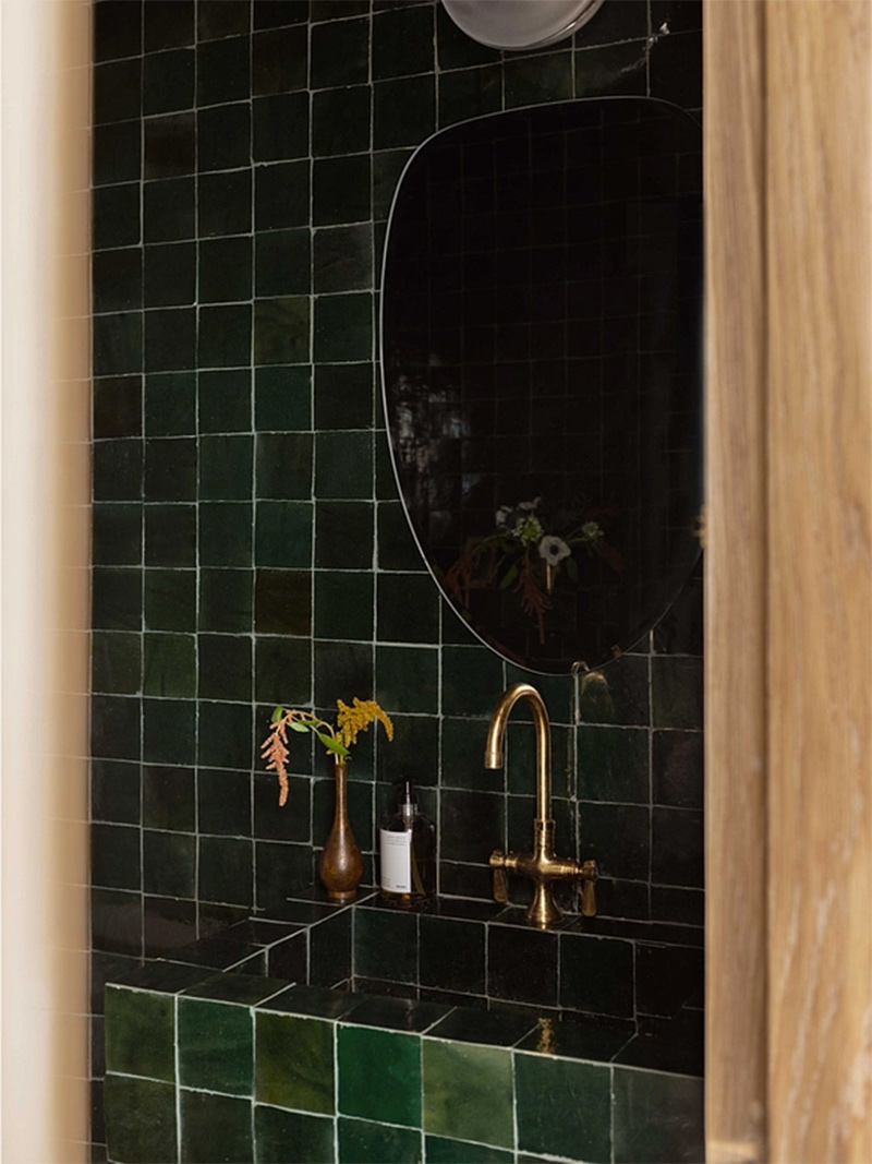 Une salle de bain en zellige vert