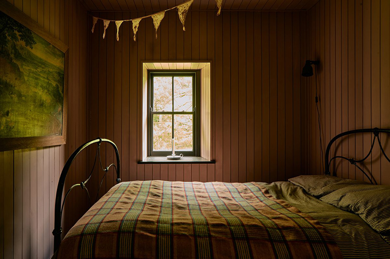Une chambre aux lambris bruns