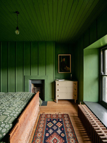 Une chambre aux lambris vert anglais