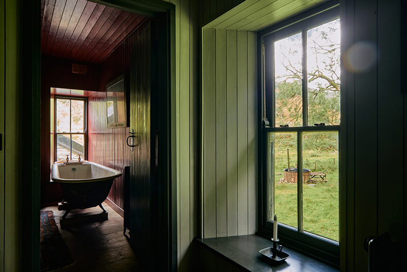 Un décor tout en lambris peint pour cette ferme rurale