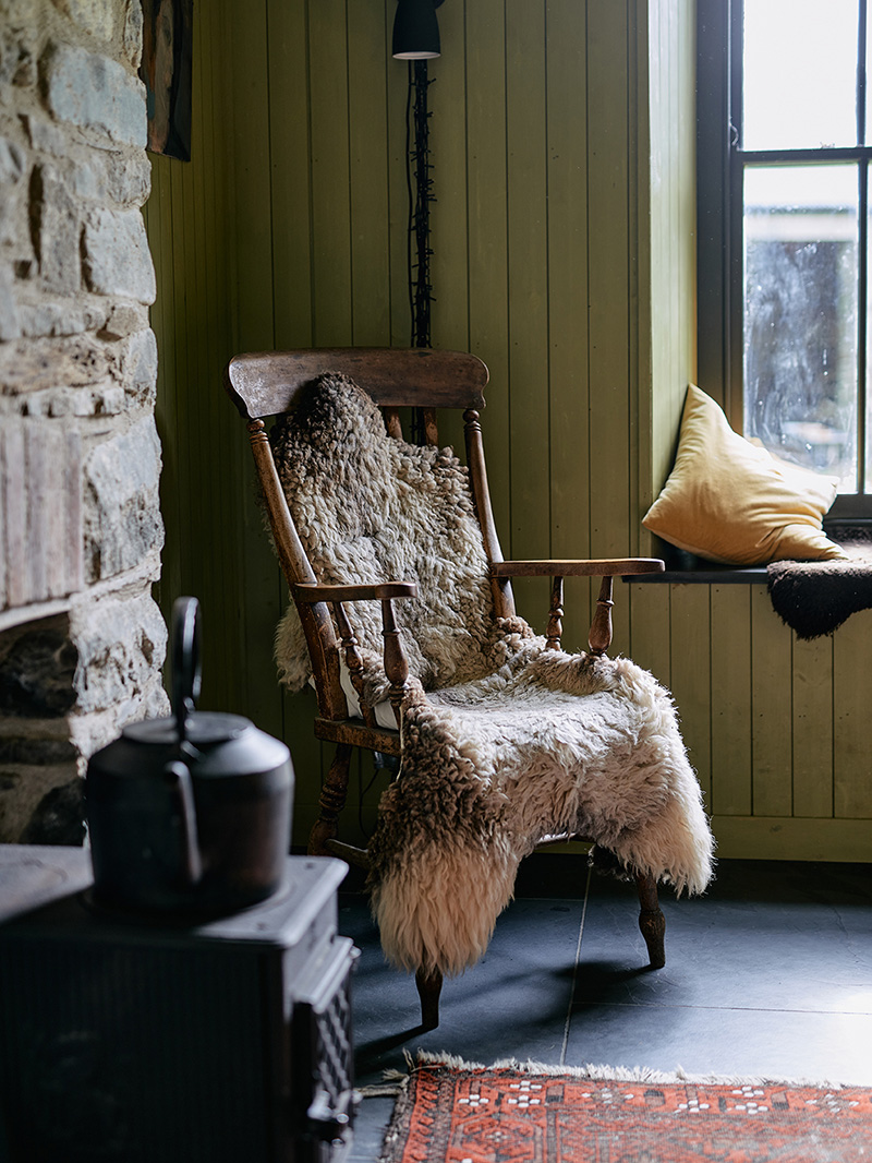 Un fauteuil de style shaker avec sa peau de mouton