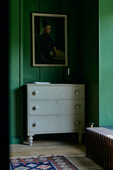 Une chambre aux lambris vert anglais