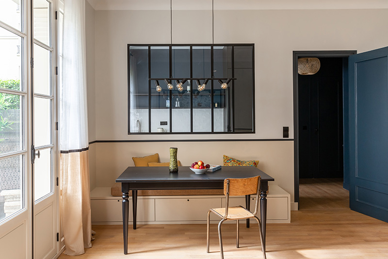 Rénovation d'un appartement par Camille Hermand - Paris XVe - Le séjour souligné par une ligne noire