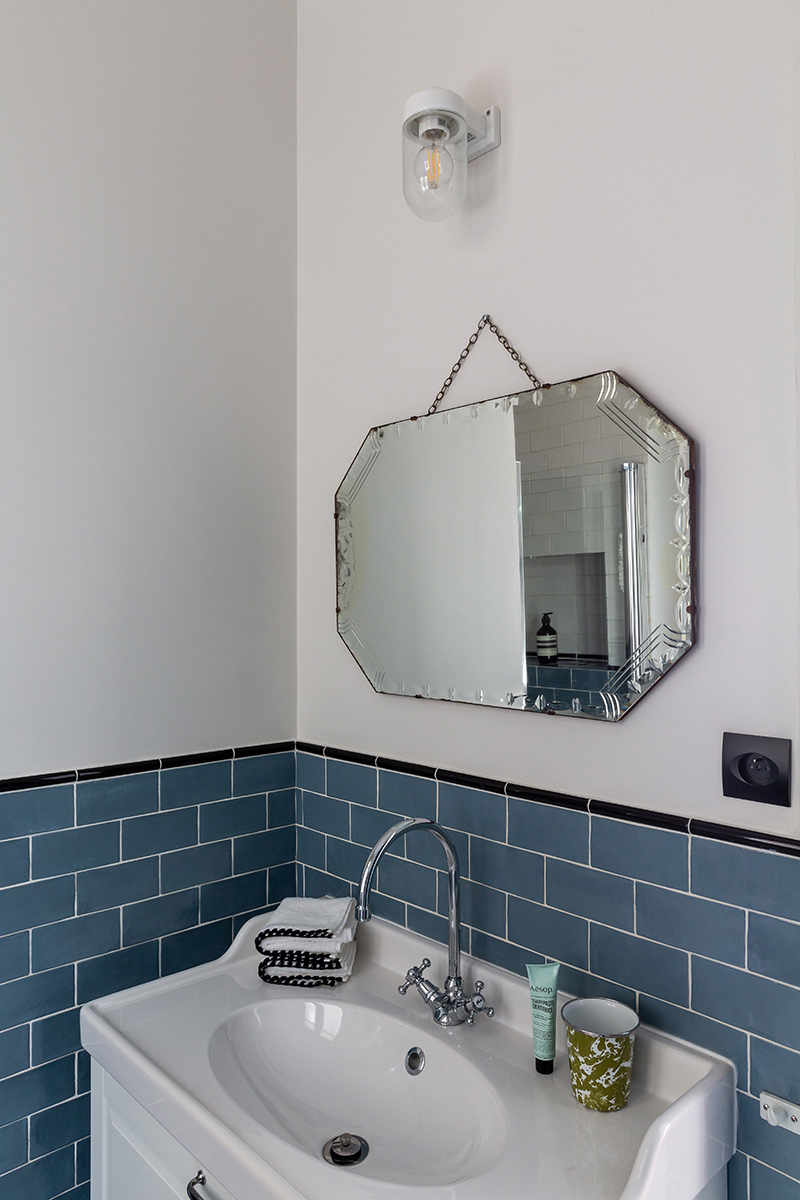 Lavabo vintage avec miroir art déco